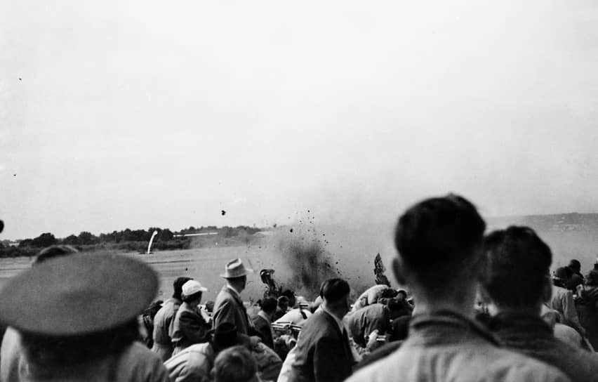 6 сентября 1952 года на авиашоу в британском Фарнборо реактивный истребитель DH 110 взорвался и упал на толпу зрителей. Пилот истребителя пытался развлечь зрителей тем, что разгонял самолет до сверхзвуковой скорости и пикировал на трибуну. Первый пролет завершился удачно. При заходе на второй круг на сверхзвуковой скорости самолет развалился на фрагменты и врезался в землю. Погибли 65 человек