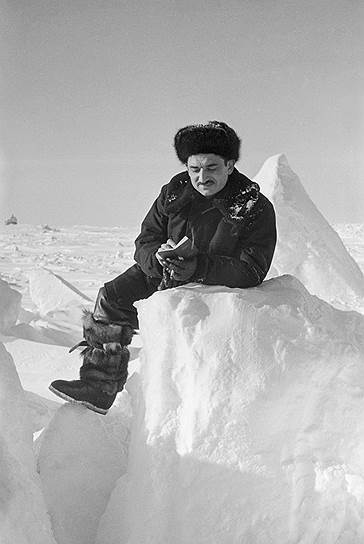 9 мая 1949 года Виталий Волович и Андрей Медведев совершили первый в мире прыжок с парашютами на Северный полюс (с высоты 600 м). Пленка с фотографиями была конфискована, так как операция проходила под грифом «секретно», а в 1950 году также в условиях строгой секретности заработала станция «Северный полюс-2»