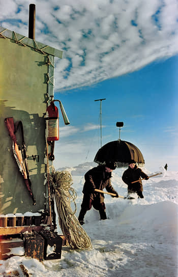 31 декабря 1958 года сотрудник физического факультета МГУ Юрий Пыркин совершил погружение и стал первым водолазом в Центральной Арктике. Во время экспедиции СП-6 погружения на глубину 10–15 м проводились регулярно, но работать приходилось при температуре воздуха минус 40 градусов и воды минус 1,8 градуса