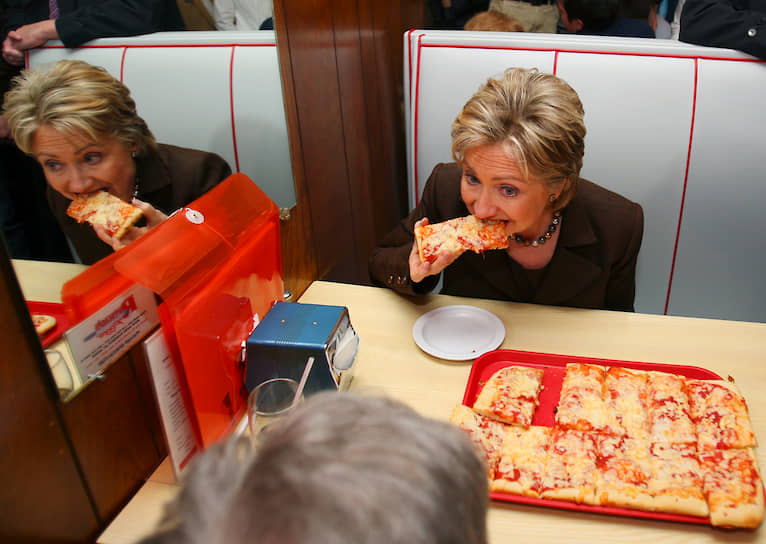 В 2015 году во время президентской предвыборной гонки в США Хиллари Клинтон потратила на фастфуд и сладости гораздо больше других кандидатов: почти $2 тыс. на пончики Dunkin` Donuts и больше $9 тыс. на пиццу. Вторым в этом рейтинге стал республиканец Джеб Буш, отдавший за них $402 и $3,5 тыс. соответственно