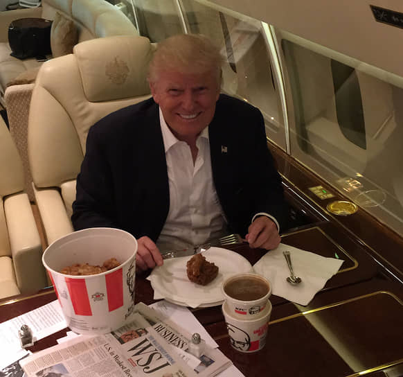 «Я люблю и стейки, и гамбургеры, и пасту, и картошку фри — все то, что нам не стоит есть»&lt;br> В августе 2016 года в Twitter появилось фото, на котором кандидат в президенты США Дональд Трамп ест курицу из KFC с помощью ножа и вилки. После этого пользователи социальной сети шутили, что такой человек не может быть президентом США. Уже возглавив Америку, Дональд Трамп предложил пост министра труда владельцу сети быстрого питания Энди Паздеру