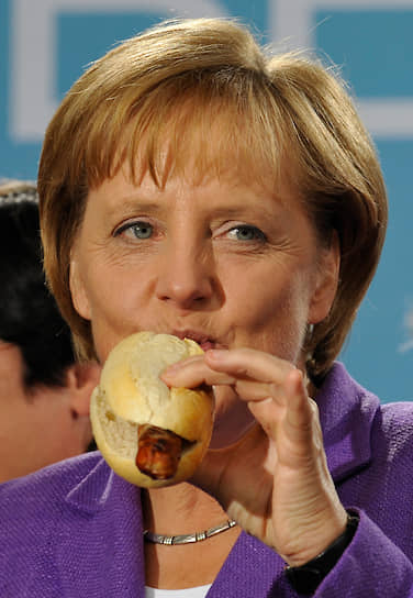 В 2016 году канцлер Германии Ангела Меркель в перерыве между переговорами ЕС и Великобритании выбежала перекусить в уличное кафе картофелем с майонезом, сдобренным перцем и помидорами, но одним из ее самых любимых блюд остается шашлык