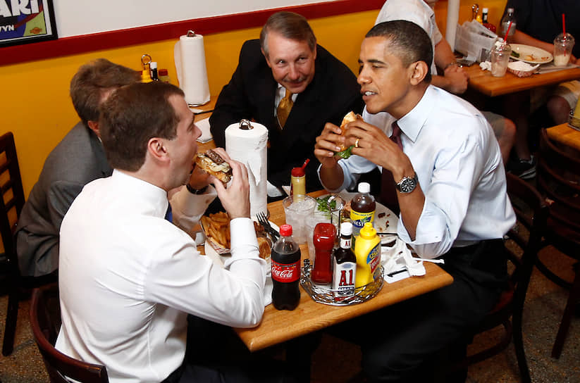 Дмитрий Медведев: «Это вкусная еда, но я редко ее себе позволяю»&lt;br> В 2010 году президенты США и России Барак Обама и Дмитрий Медведев после официальной встречи в Белом доме съели по бургеру в ресторане быстрого питания Ray`s Hell Burger