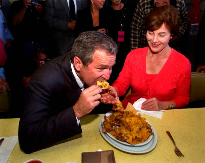 Во время президентской кампании 2000 года республиканцы Джордж Буш-младший (на фото) и Джон Маккейн посетили калифорнийский ресторан La Simpatia. Тогда в американской прессе отмечали, что основной целью политиков стали не начос под расплавленным сыром, а симпатии латиноамериканских избирателей