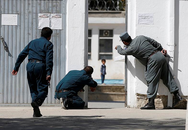Кабул, Афганистан. Полицейские зовут мальчика с места атаки террориста-смертника