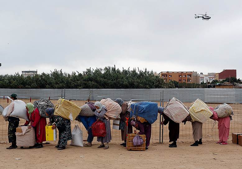 Мелилья, Испания. Марокканцы стоят в очереди на границе между испанским анклавом на севере Африки и марокканским поселением Бени Ансар
