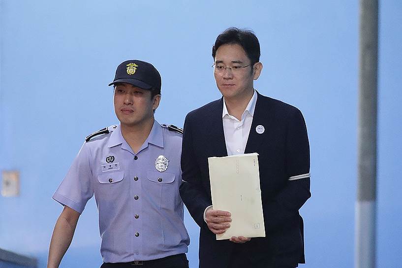 25 августа фактического руководителя Samsung Ли Чжэ Ёна приговорили к пяти годам лишения свободы. Суд признал его виновным в коррупции, сокрытии активов за границей, хищении и лжесвидетельстве. Господин Ли свою вину не признал и собирается обжаловать решение суда