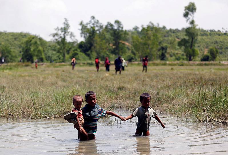 Граница Бангладеш. Дети народа рохинья переходят реку, чтобы покинуть территорию Мьянмы 