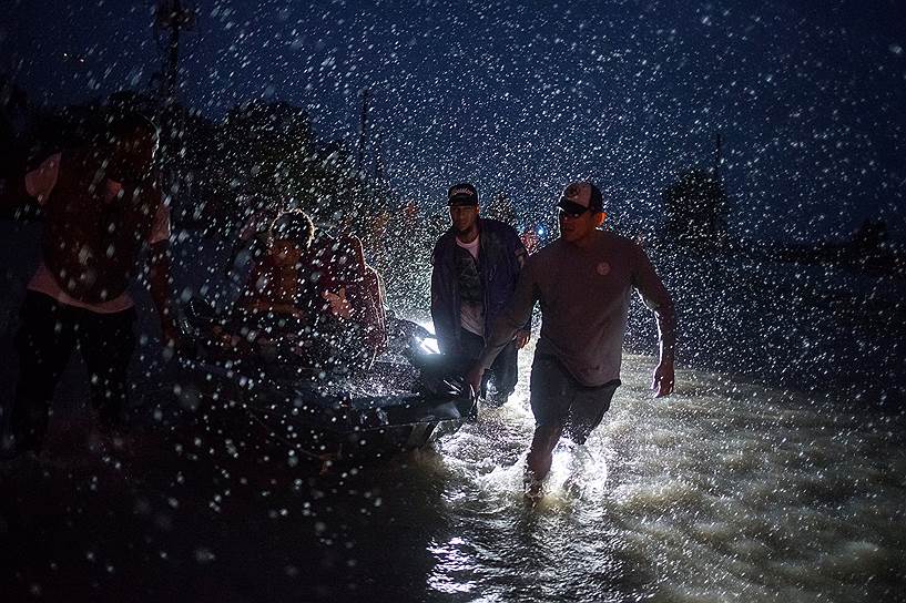 Хьюстон, США. Волонтеры спасают людей, пострадавших от урагана «Харви»