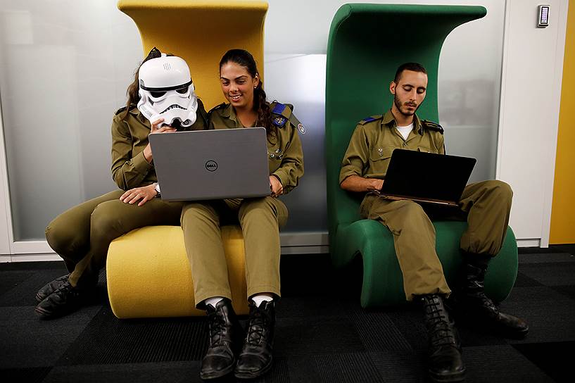 Беэр-Шеве, Израиль. Израильские солдаты во время курсов по кибербезопасности 