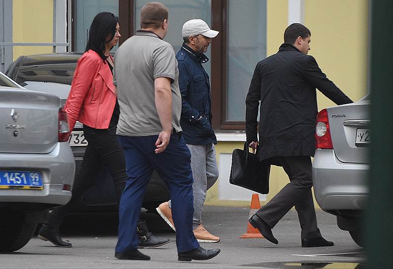 Москва, Россия. Быший сенатор и бизнесмен Умар Джабраилов (в центре) у отдела полиции «Китай-город» после &lt;a href=&quot;/doc/3397604&quot;>инцидента со стрельбой&lt;/a> в номере отеля Four seasons
