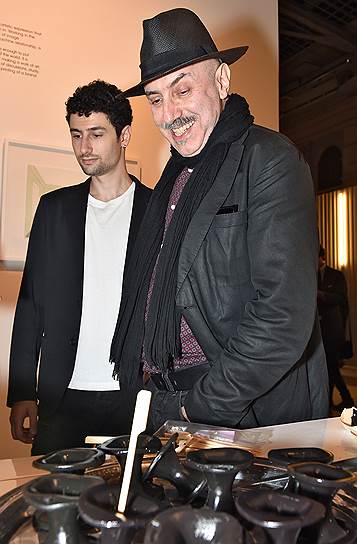 Художник группы «AES+F» Евгений Святский (справа) во время вернисажа Международной ярмарки современного искусства Cosmoscow в Гостином дворе