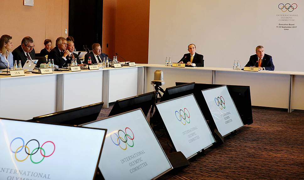 Президент Международного олимпийского комитета Томас Бах (справа)
