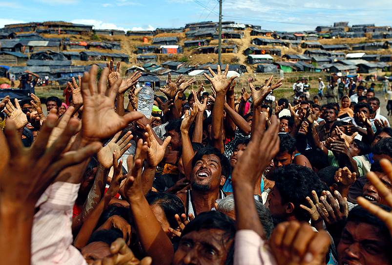 Округ Кокс-Базар, Бангладеш. Беженцы-рохинджа протягивают руки, чтобы получить гуманитарную помощь