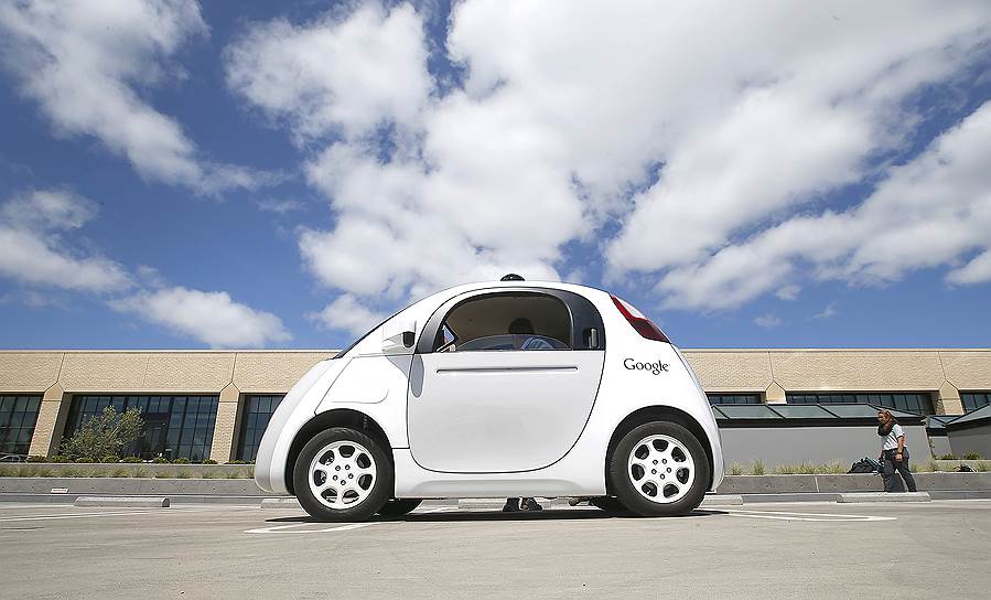 В 2009 году Google начала создавать беспилотный автомобиль. За время испытания беспилотник попал в аварию более 10 раз — каждый инцидент произошел по вине человека за рулем