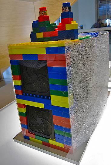 «Миссия Google состоит в организации мировой информации, обеспечении ее доступности и пользы для всех»&lt;br>
15 сентября 1997 года был зарегистрирован домен Google. Еще через год Ларри Пейдж и Сергей Брин зарегистрировали компанию в Кремниевой долине. Первое время они работали в гараже Сьюзен Войжитски, где серверы хранились на стойках из Lego. Сегодня Сьюзен Войжитски — CEO YouTube