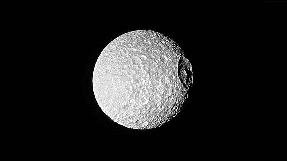 Спутник Мимас из-за кратера Гершель в некоторых ракурсах напоминает Звезду смерти из кинофильма «Звездные войны»