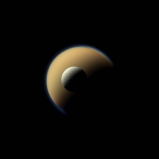 Самые крупные спутники Сатурна Титан и Рея