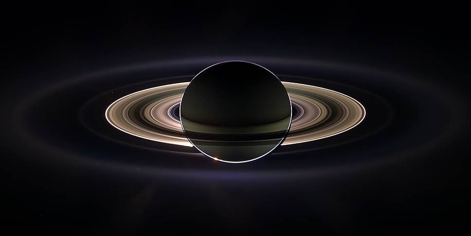 Затмение Солнца Сатурном 15 сентября 2006. Фото межпланетной станции Cassini с расстояния 2,2 млн км. Слева над самым ярким кольцом видна маленькая голубая точка — Земля