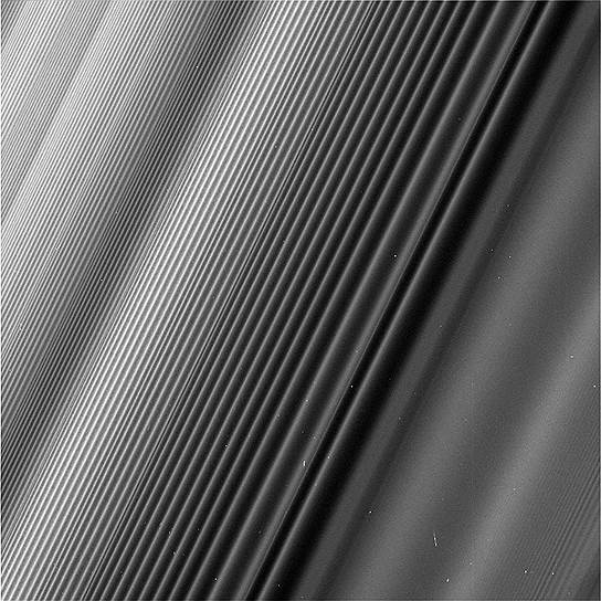 Перед завершением своей миссии зонд Cassini передал на Землю снимки волнообразных структур в кольцах Сатурна