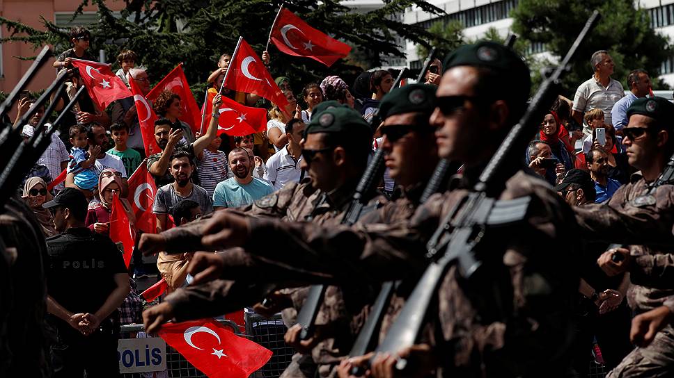 Политические чистки привели к дефициту военных кадров в Турции