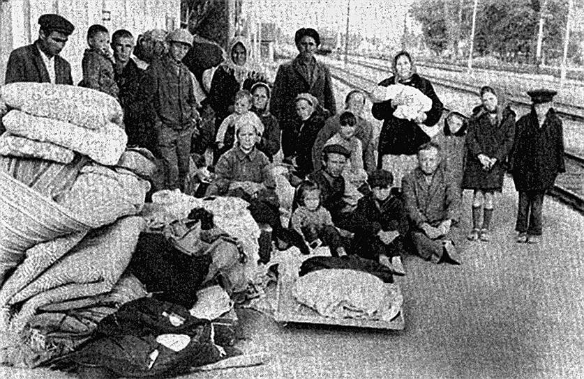 В 1944 году татарское население Крыма было депортировано, а вскоре после этого вся татарская топонимика была заменена славянскими названиями