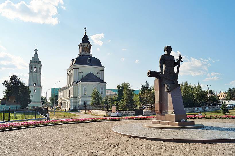 12 октября 1996 года в Туле был установлен памятник Никите Демидову, русскому оружейнику,
принимавшему участие в основании Тульского оружейного завода. Памятник изготовлен скульптором Арнольдом Чернопятовым. Высота монумента 7 метров, он изготовлен из бронзы