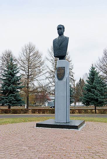 В мемориальном парке Коломны установлен бюст Борису Шавырину. Он был конструктором советского минометного и реактивного
вооружения. Памятник открыт 5 мая 1985 года, его автором стал скульптор
Вячеслав Клыков