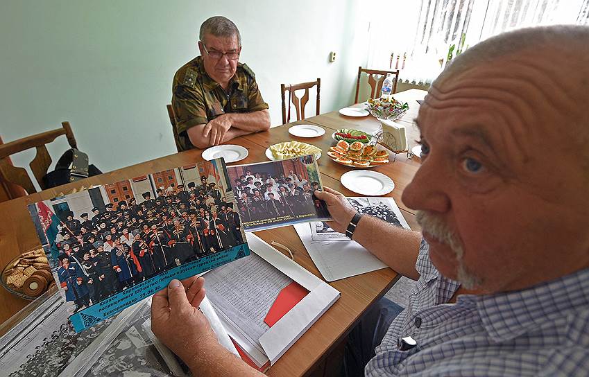 В руках бывшего платнировского атамана Ивана Ярошенко — семейные фото его предков