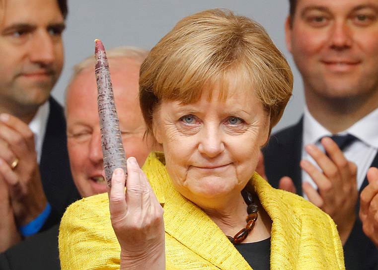 На протяжении 12 лет Меркель является бессменным главой государства (переизбиралась в 2009, 2013 и 2018 годах). Неоднократно становилась самой влиятельной женщиной мира по версии Forbes. Общий срок ее нахождения у власти составил 16 лет