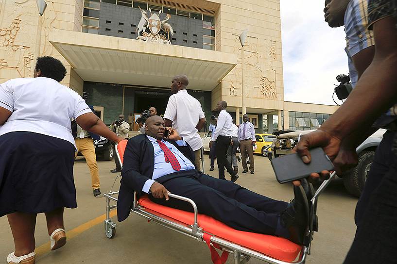 Кампала, Уганда. Заболевший депутат оппозиции едет на заседание парламента, посвященное изменению конституции по расширению президентских полномочий