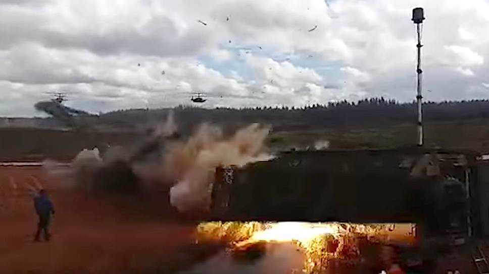 19 сентября. Стало известно, что на военных учениях «Запад-2017» на полигоне Лужский в Ленинградской области вертолет Ка-52 «Аллигатор» случайно обстрелял зрителей 16 сентября. Два человека получили тяжелые ранения