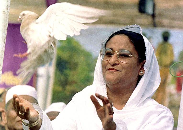 Шейх Хасина — первая в мире женщина на посту премьер-министра, дочь первого главы независимой Бангладеш Шейха Муджибура Рахмана. После его убийства в ходе военного переворота, была в оппозиции к правящему режиму. В 1996 году была избрана премьер-министром Бангладеш 