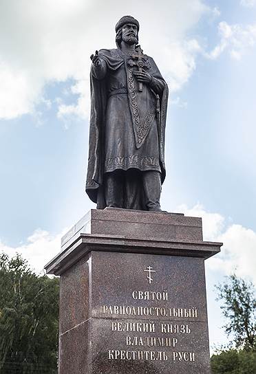 В августе 2015 года на набережной Днепра в Смоленске открыли памятник князю Владимиру. В задней части гранитного постамента установили табличку, на которой интернет-пользователи нашли ряд ошибок, в частности, текст молитвы князя был приведен без кавычек, что, уверены критики, существенно исказило ее смысл. Еще одну ошибку нашли в имени историка Мурзакевича, которого назвали «Мазуркевичем»