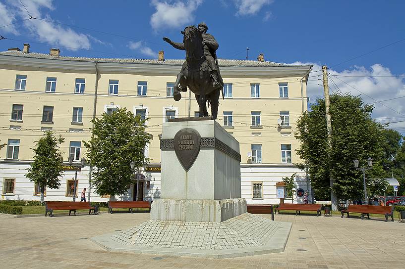 В мае 2008 года в Твери открыли памятник князю Михаилу Тверскому, канонизированному РПЦ. Вскоре после открытия монумента выяснилось, что отчество великого князя на табличке написано с ошибкой. Из Ярославича он превратился в Ярославовича. Ошибка была исправлена лишь спустя 7 лет, в марте 2015 года