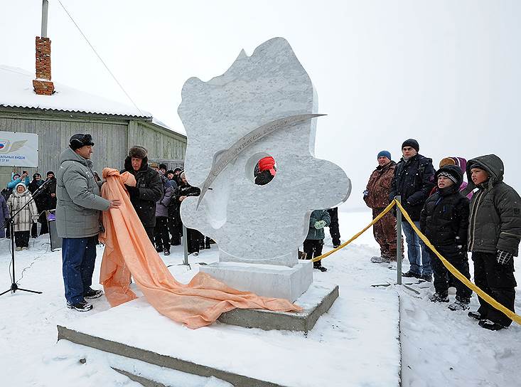 В феврале 2014 года в Чебаркуле открыли памятную стелу, посвященную годовщине падения метеорита. После открытия выяснилось, что авторы ошиблись с координатами падения небесного тела, выгравированными на стеле. Согласно им, метеорит должен быть упасть в Северном море у побережья Норвегии. Ошибку исправили, однако в мае того же года нашли новую — авторы перепутали в координатах широту и долготу