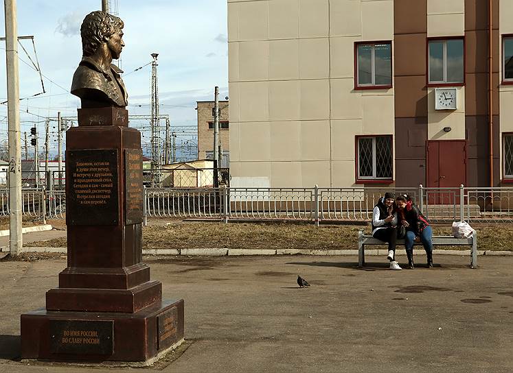 В ноябре 2012 года в Тверской области в городе Бологое открыли памятник Владимиру Высоцкому. Бюст установили на вокзале, на нем выгравировали строки из песни музыканта, однако авторы памятника не заметили, что во фразе «Мои поезда не вернуться пустыми…» присутствует мягкий знак в слове «вернутся», где по правилам русского языка его быть не должно