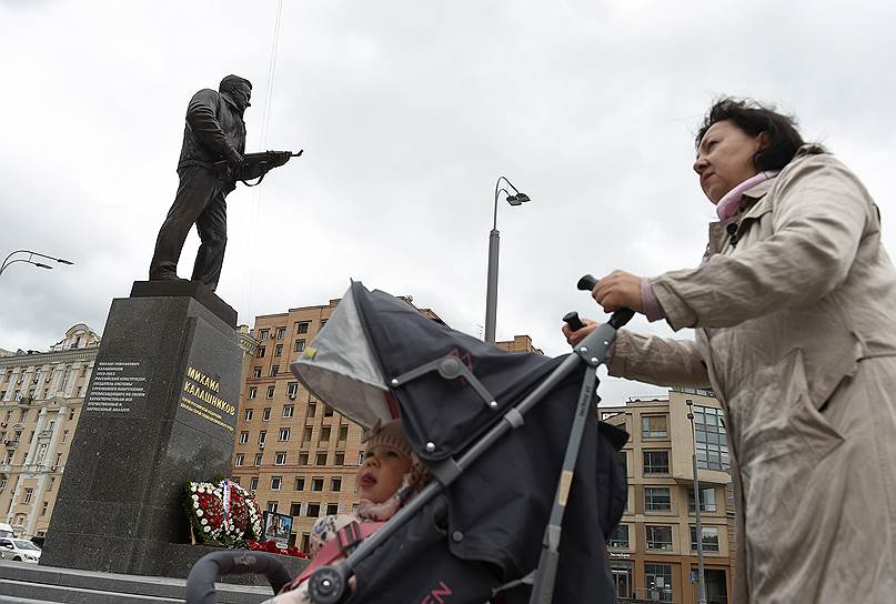 19 сентября. В Москве у Белорусского вокзала открыли памятник оружейнику Михаилу Калашникову. После открытия разразился скандал из-за того, что среди схем модификаций АК на монументе изображен немецкий автомат StG 44
