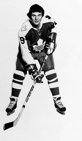 &lt;b>Пол Гарнет Хендерсон&lt;/b>, нападающий канадской сборной, участвовал во всех матчах суперсерии. Забил наибольшее число шайб в суперсерии (7) наряду с Филом Эспозито и Александром Якушевым. Также отдал 3 голевые передачи в матчах суперсерии. Завершил хоккейную карьеру в 1981 году