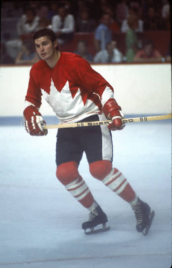 &lt;b>Питер Джозеф (Пит) Маховлич&lt;/b>, центральный нападающий сборной Канады, играл в 7 играх суперсерии, забил один гол и отдал одну голевую передачу. Обладатель 4 кубков Стэнли и 2 кубков Колдера. Карьеру завершил в 1979 году