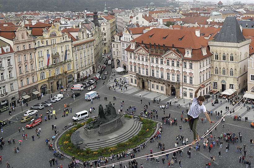 Прага, Чехия. Атлет идет по натянутой в Старом городе веревке в рамках кампании по поддержке больных диабетом
