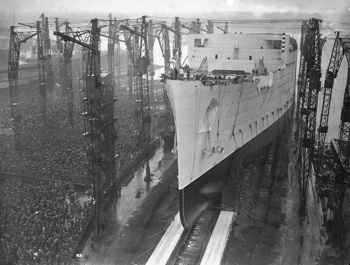 Спущенный в 1934 году на воду трансатлантический лайнер RMS Queen Mary стал рекордсменом своего времени с водоизмещением чуть более 80 тыс. тонн и возможностью вместить свыше 2 тыс. пассажиров. Судно, названное в честь супруги короля Великобритании Георга V Марии Текской, в течение 15 лет оставалось самым быстрым в своем классе (максимальная скорость — 32,8 узла, около 60 км/ч). Во время Второй мировой войны лайнер превратился в военный транспорт, переправлявший солдат из Австралии и Америки в Европу и обратно. Всего на нем перевезли около 1,5 млн солдат. Последний рейс корабль совершил в 1967 году, после чего стал отелем на воде в городе Лонг-Бич (США). Его длина — 310,7 м