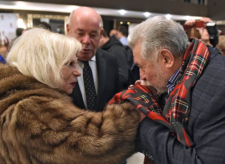 Церемония открытия нового Московского театра мюзикла (МТМ) и показ мюзикла «Принцесса цирка» в бывшем кинотеатре «Россия» на Пушкинской площади 
&lt;br>На фото (слева направо): дочь композитора Имре Кальмана Ивонн Кальман, художественный руководитель МТМ Михаил Швыдкой и режиссер Юлий Гусман