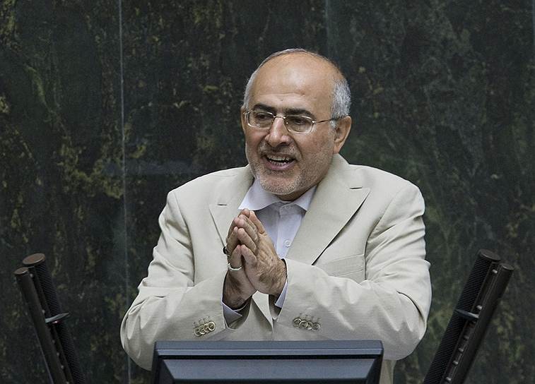 В августе 2008 года министр внутренних дел Ирана Али Кордан был обвинен в том, что купил докторскую степень Оксфордского университета. В ноябре он был отправлен в отставку парламентом, проработав на посту менее трех месяцев. В ноябре 2009 года политик скончался