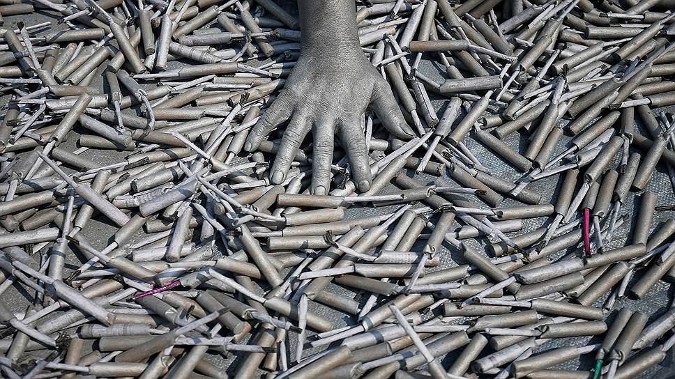 Ахмадабад, Индия. Рабочий завода сушит фейерверки перед фестивалем огней Дивали 