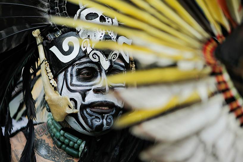 Нью-Йорк, США. Представитель одного из индейских племен во время фестиваля в рамках Дня коренных народов