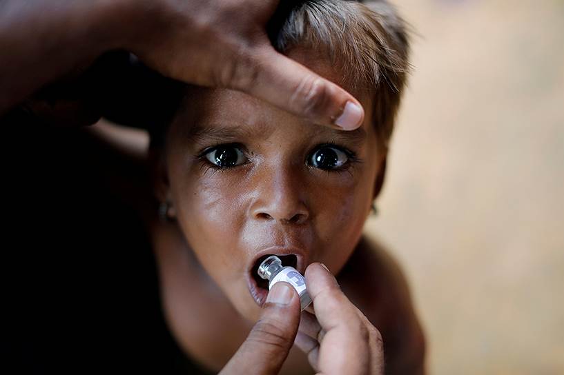 Кокс-Базар, Бангладеш. Ребенок получает вакцину от холеры в лагере беженцев-рохинджа 