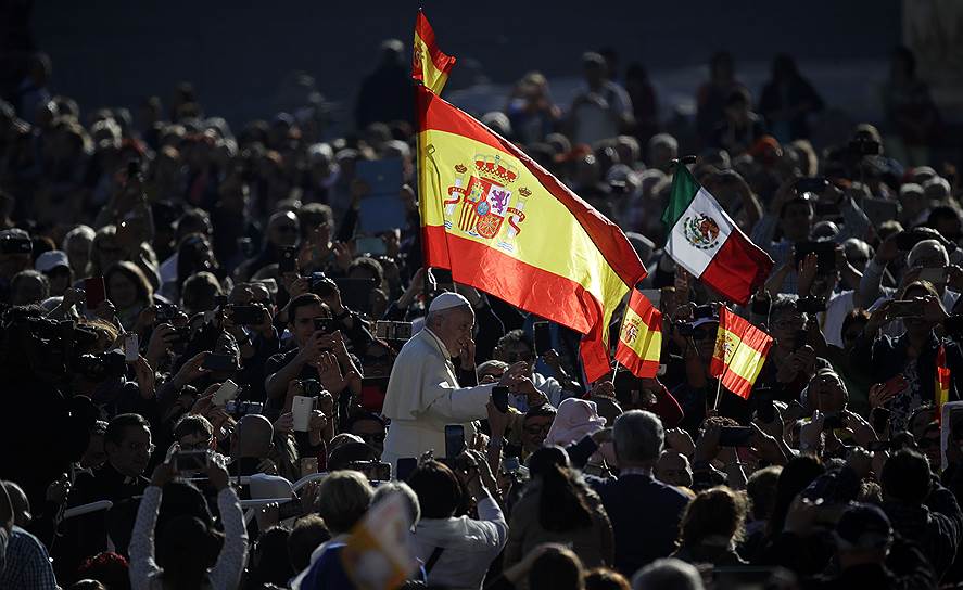 Ватикан. Папа римский Франциск на фоне испанских флагов во время еженедельной аудиенции