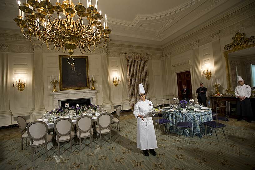 На кухне Белого дома круглые сутки работают 5 шеф-поваров, которые в любой момент готовы подать обед на 140 человек &lt;br> 
На фото: шеф-повар Белого дома Кристета Комерфорд