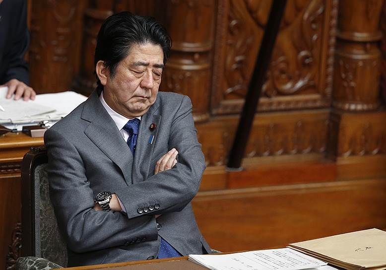 Премьер-министр Японии Синдзо Абэ на заседании в верхней палате парламента страны, 2015 год
